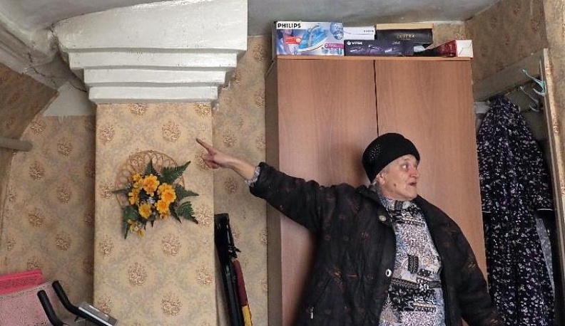 Валентина Федосеева  показывает трещины  в своей квартире.