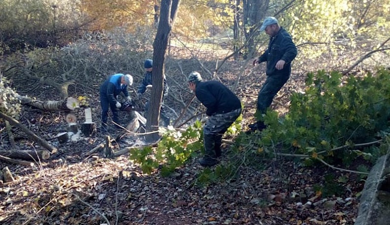 В Людиновском районе прошел субботник возле исторического храма