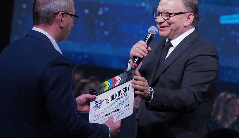 Хлопушку кинофестиваля «Циолковский» передали на хранение губернатору Владиславу Шапше