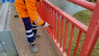 В Калужской области начали приводить в порядок путепроводы после зимы