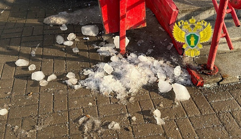 В Калуге на пожилую женщину упала глыба льда с крыши