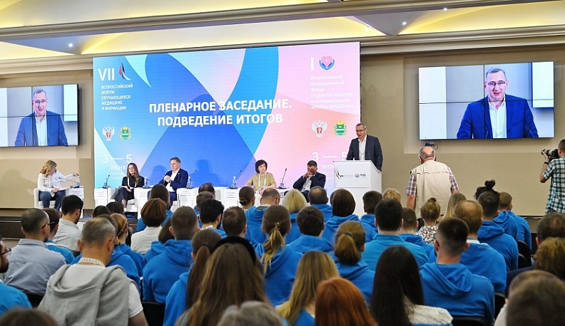 Михаилу Мурашко и Владиславу Шапше молодые медики представили инновационные проекты