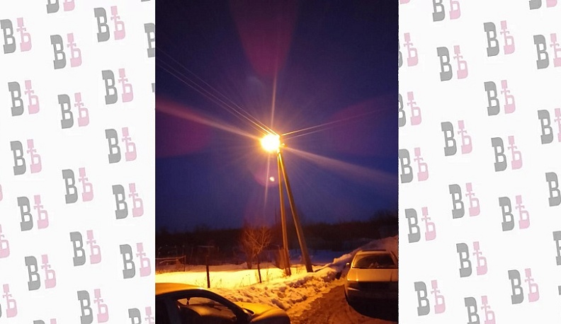 В одном из поселков Бабынинского округа починили перегоревший фонарь по просьбе жителя