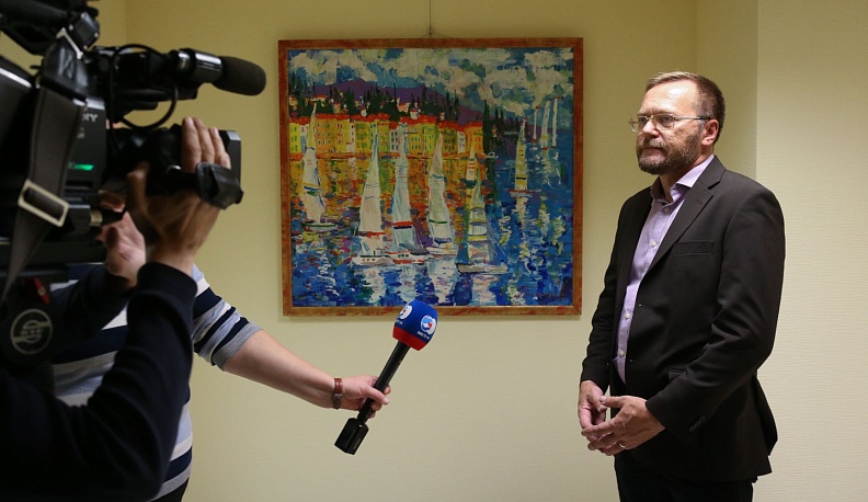 Анатолий Артамонов открыл выставку картин Владимира Пугачева