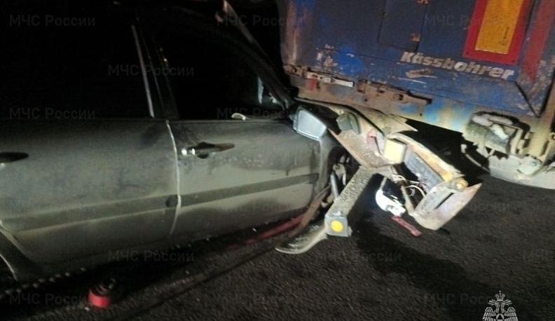 На трассе М-3 в Калужской области столкнулись легковушка и фура