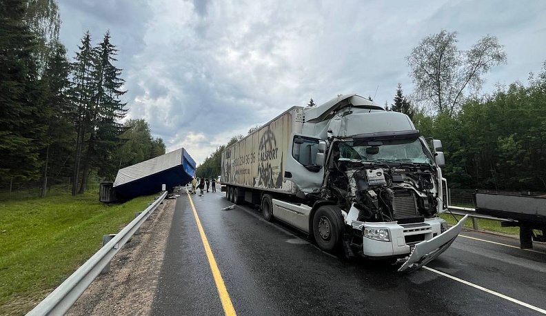 В Жуковском районе в ДТП с грузовиками погиб водитель легкового автомобиля