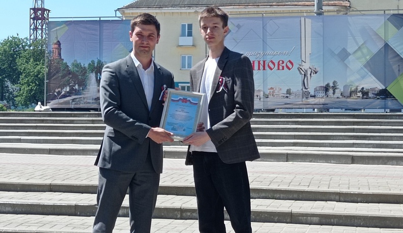 В День России активные людиновцы получили паспорта и заслуженные награды