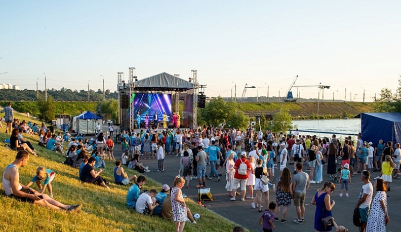 В Калуге День молодёжи отметили флешмобом и поеданием пиццы на скорость