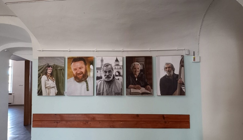 В Полотняном заводе открылась фотовыставка «Без масок»