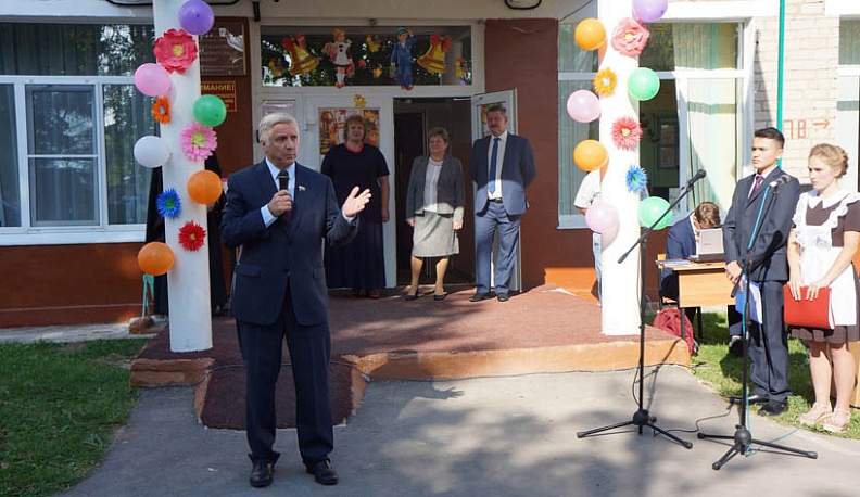 Сенатор Юрий Волков поздравил Ахлебининских школьников с Днем знаний