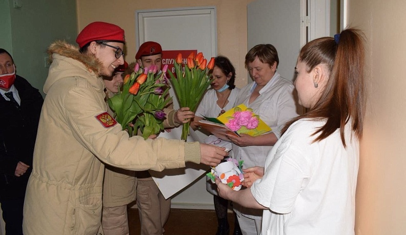 Калужские юнармейцы поздравили врачей с наступающим 8 Марта