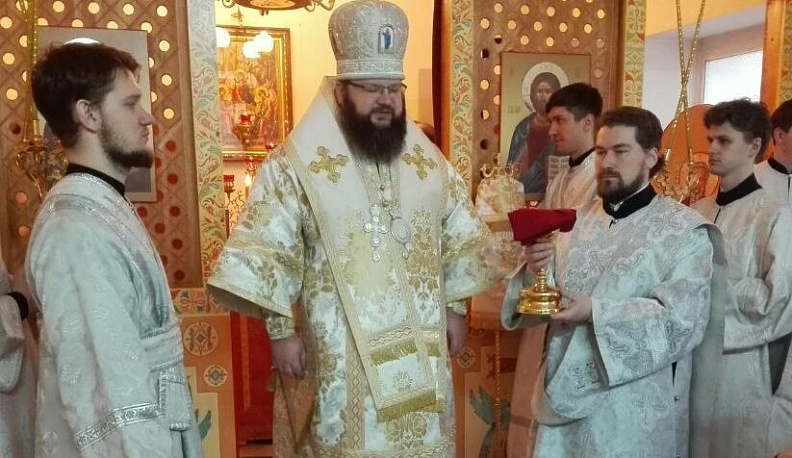 Калужский и смоленский епископы совершили литургию в храме детской областной больницы