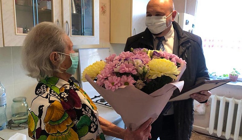 Министр здравоохранения области поздравил с 90-летием труженицу тыла