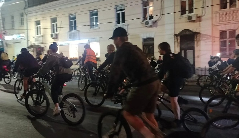 Велосипедисты проехали по улицам ночной Калуги