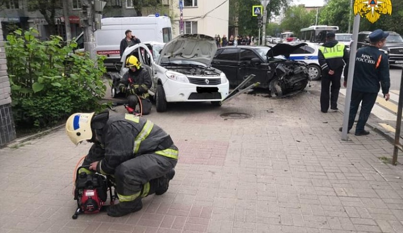 В центре Калуги в ДТП на тротуаре пострадали два человека