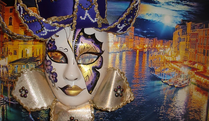 Калужский музей изобразительных искусств открыл выставку винтажных масок «Венецианский карнавал»