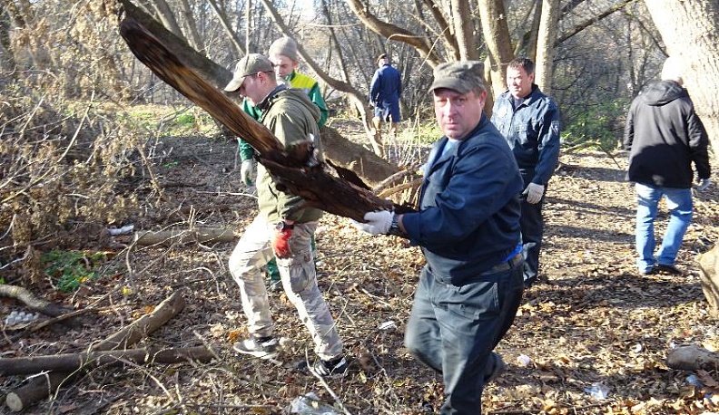 Калужские чиновники вышли почистить город от мусора