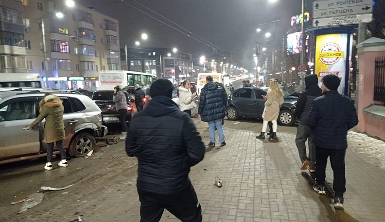 В массовом ДТП в центре Калуги пострадали 9 человек