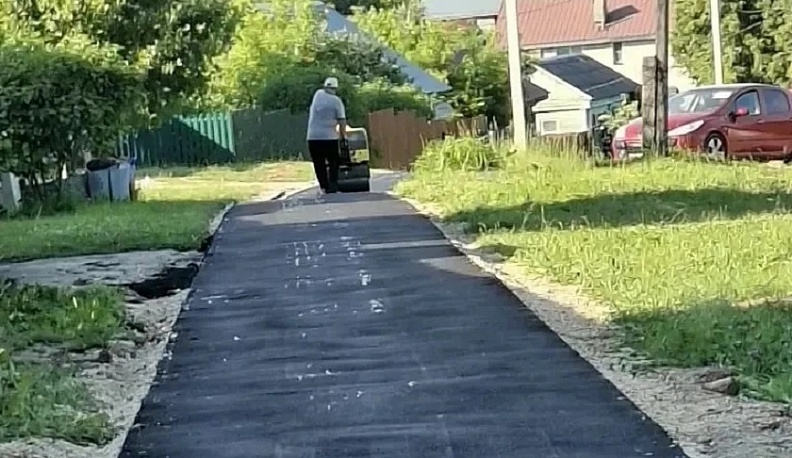 В Полотняном Заводе строят новый тротуар