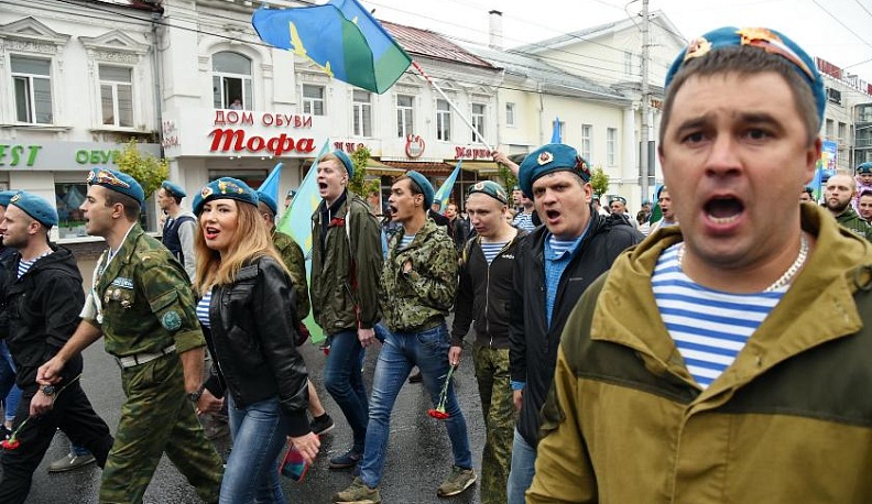 Десантники прошли колонной по улице Кирова. Видео