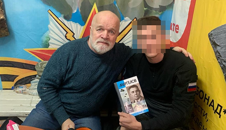 Сергей Михеенков привез десантникам несколько книг об отце-основателе ВДВ Василии Маргелове.