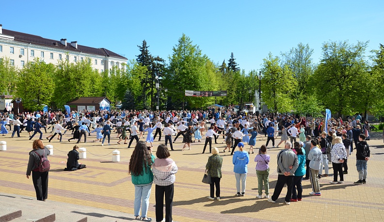 Жители Калуги закружились в «Вальсе Победы»