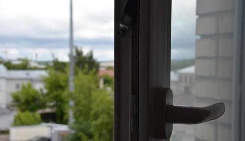 В Калуге четырехлетний мальчик выпал из окна на пятом этаже