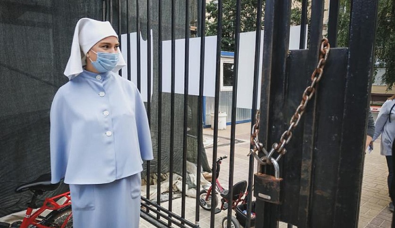 Газон-пати Калужского драмтеатра прошел в масках