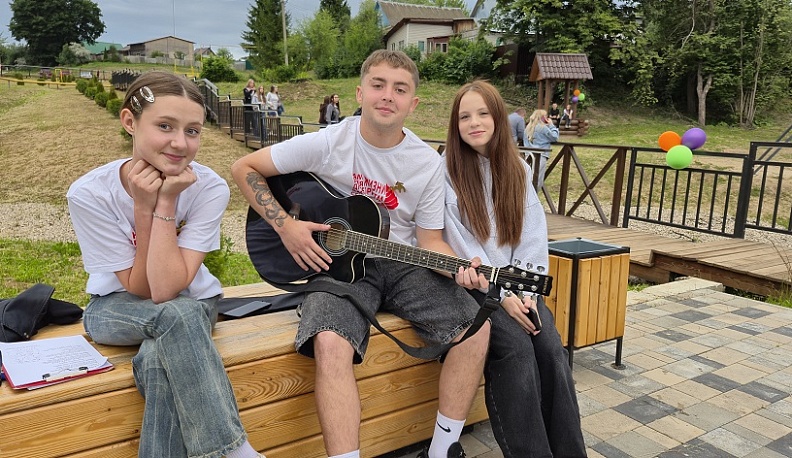 В Сухиничах молодёжный праздник устроили в овраге