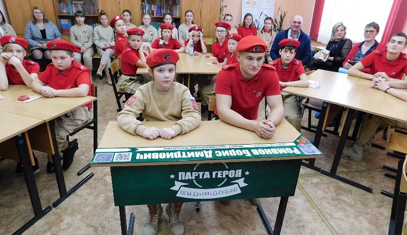 Почетного права первыми сесть за особую парту были удостоены юнармей- цы Илья Никмеров и Анна Бычкова. Ребята не только хорошо учатся, но и ак- тивно участвуют в общественной жизни, занимаются спортом.