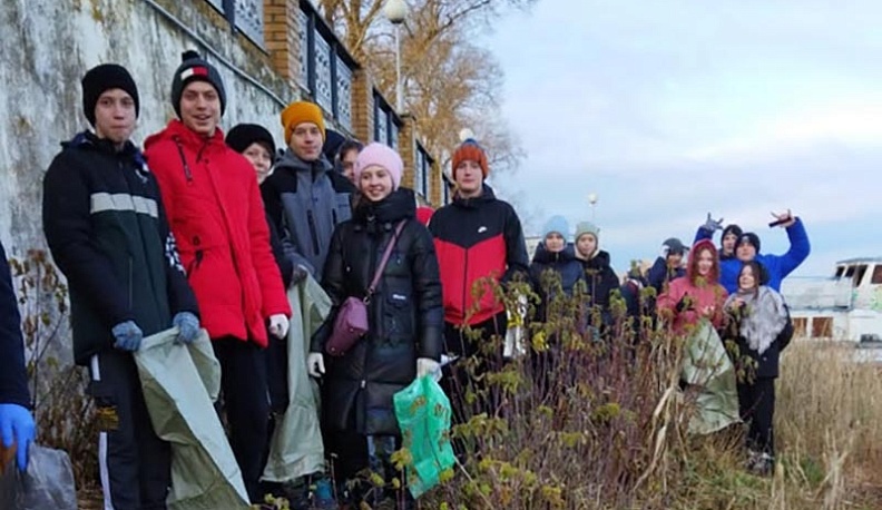 На набережной Ломпади людиновские школьники навели чистоту