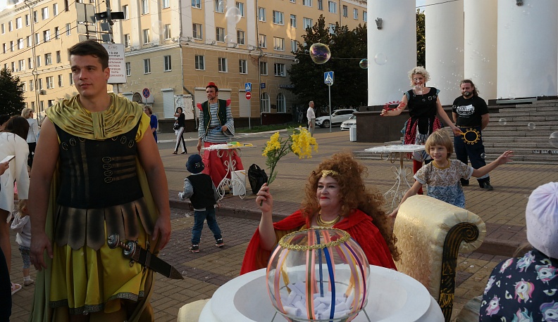 Не пустеет театр, и играют гитары