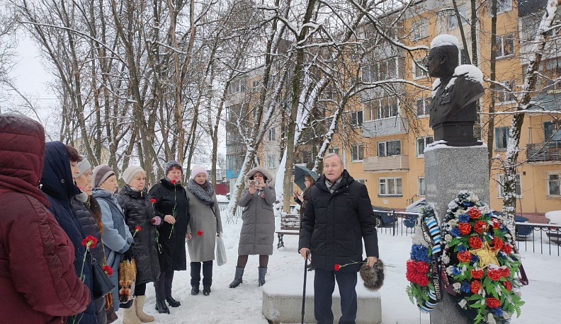 В Калуге возложили цветы к бюсту генерал-полковника Болдина 