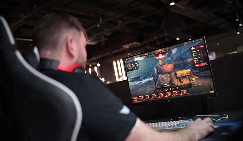 Блогеры и историки сыграли в «Мир танков» в шоу-матч «Ростелекома»