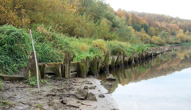 Из Оки торчит забор?