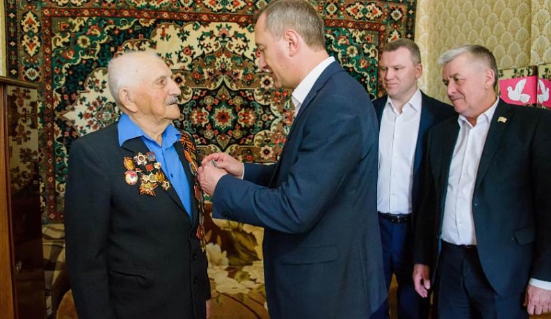 Глава региона вручил юбилейные медали двум ветеранам Боровского района