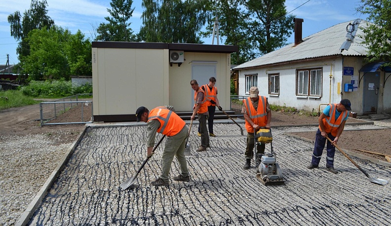 Рядом с новым фельдшерским пунктом в Якшуново заасфальтировали площадку