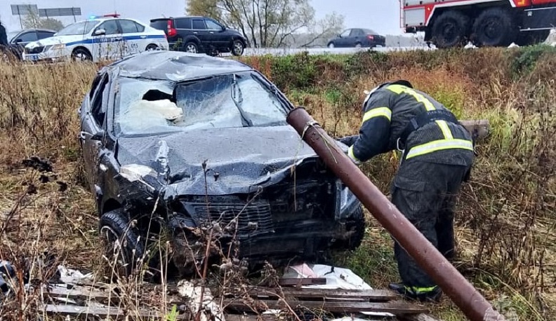 Корейская легковушка съехала в кювет в Калужской области