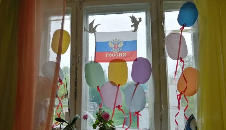 Жители Износковского района украсили окна своих домов и квартир государственными символами