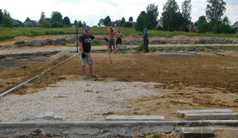 В деревне Барсуки завершается строительство спортивной площадки с мягким покрытием из резиновой крошки
