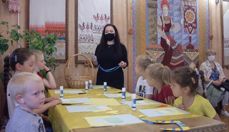 Дети выполнили герб Калужской области в технике аппликации