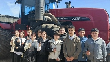 Школьники из села в Жуковском округе посетили хозяйство «Племзавод Заря» 