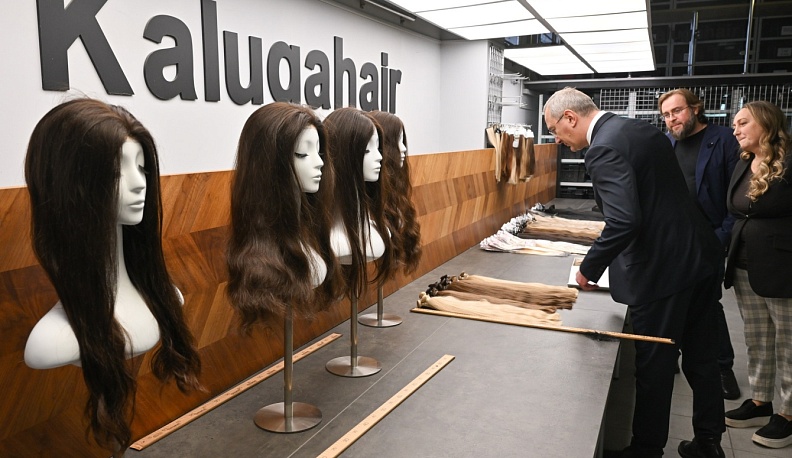 Калужский губернатор побывал на предприятии по производству волос для наращивания