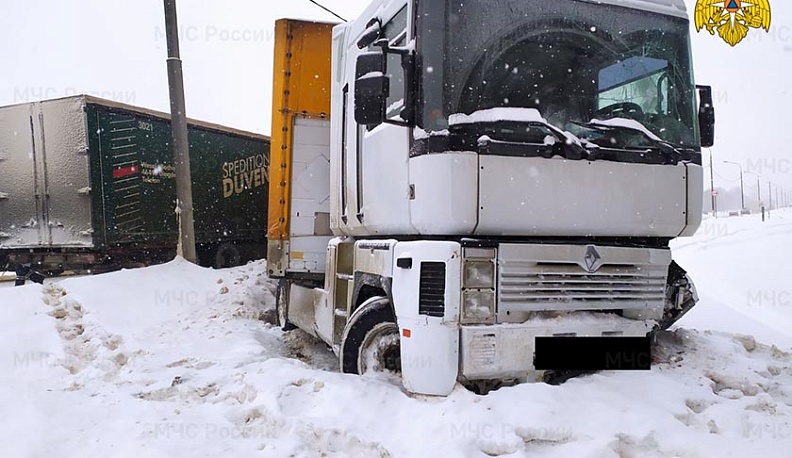 Под Обнинском столкнулись две фуры и легковушка