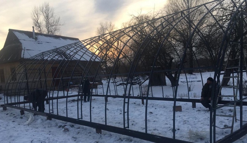 Государство помогло многодетному отцу из Калужской области построить теплицу