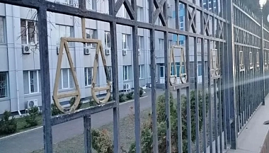 Подсудимый напал на конвоиров во дворе суда в Юхнове и получил дополнительный срок