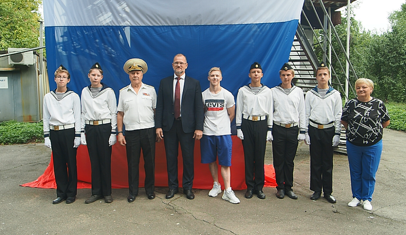 В Обнинске государственный флаг России на метеомачту подняли юные патриоты