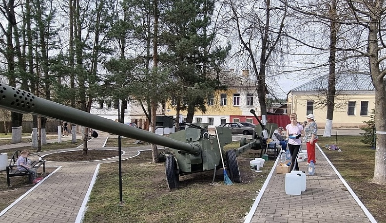 Населенные пункты Боровского района очищают от накопившегося за зиму мусора