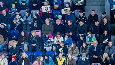 Владислав Шапша сегодня в числе самых активных болельщиков на нескольких хоккейных матчах