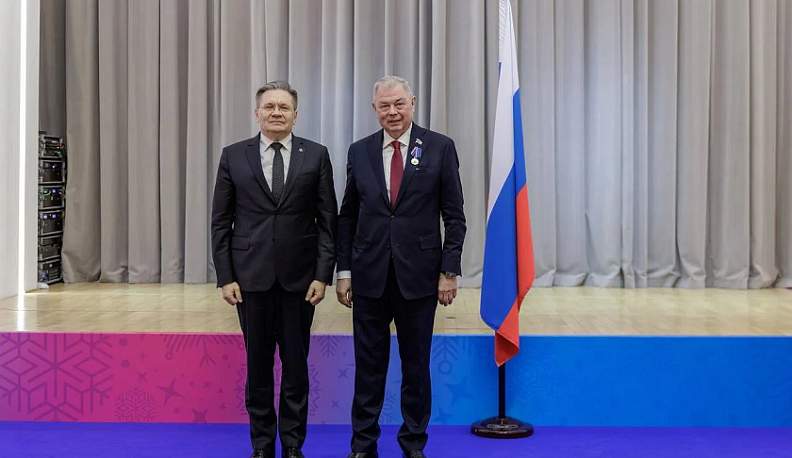 Глава «Росатома» вручил Анатолию Артамонову медаль «80 лет атомной отрасли России»